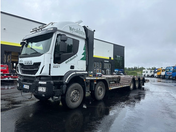 Camião de transporte de madeira IVECO Trakker