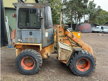 Pá carregadora de rodas Bobcat 2400: foto 4