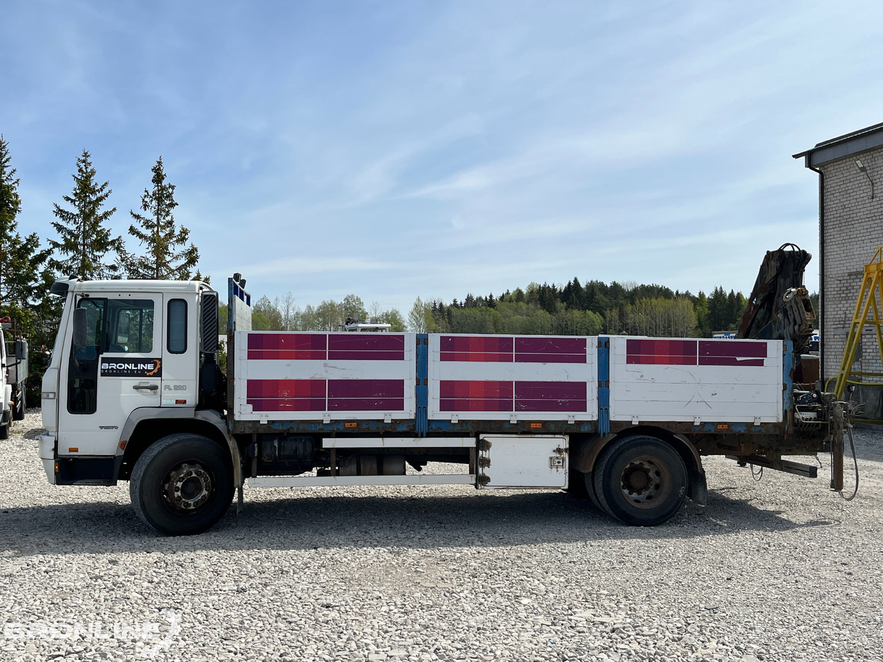 2000 Volvo FL220 4x2 + Hiab 102-4 - Camião de caixa aberta/ Plataforma, Camião grua: foto 3 2000 Volvo FL220 4x2 + Hiab 102-4 - Camião de caixa aberta/ Plataforma, Camião grua: foto 3
