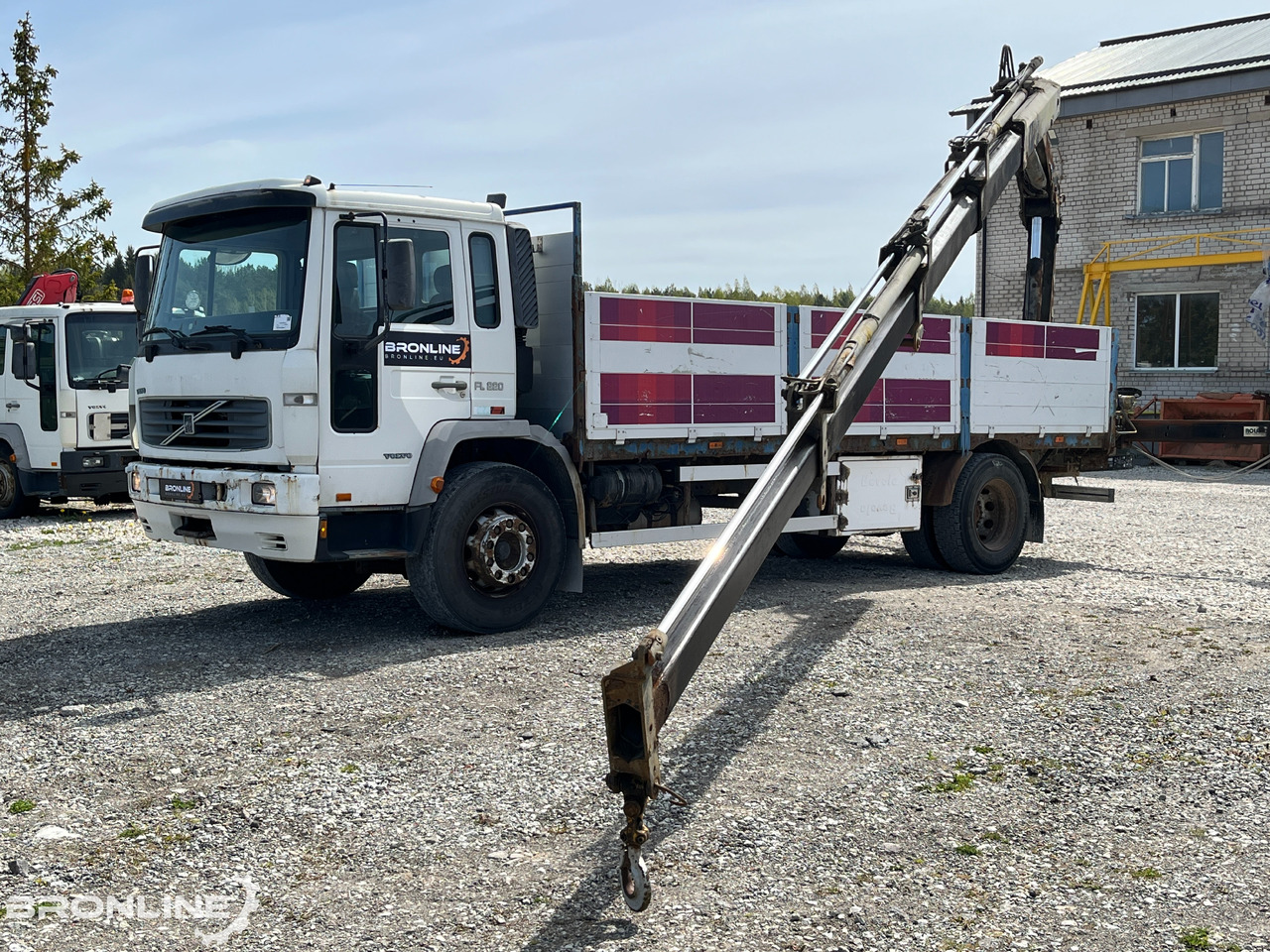 2000 Volvo FL220 4x2 + Hiab 102-4 - Camião de caixa aberta/ Plataforma, Camião grua: foto 1 2000 Volvo FL220 4x2 + Hiab 102-4 - Camião de caixa aberta/ Plataforma, Camião grua: foto 1
