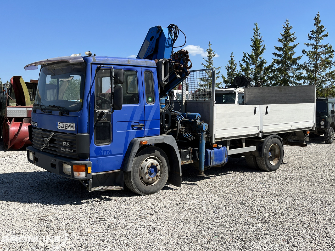 VOLVO FL611 + Palfinger PK 8200 - Camião de caixa aberta/ Plataforma, Camião grua: foto 1 VOLVO FL611 + Palfinger PK 8200 - Camião de caixa aberta/ Plataforma, Camião grua: foto 1