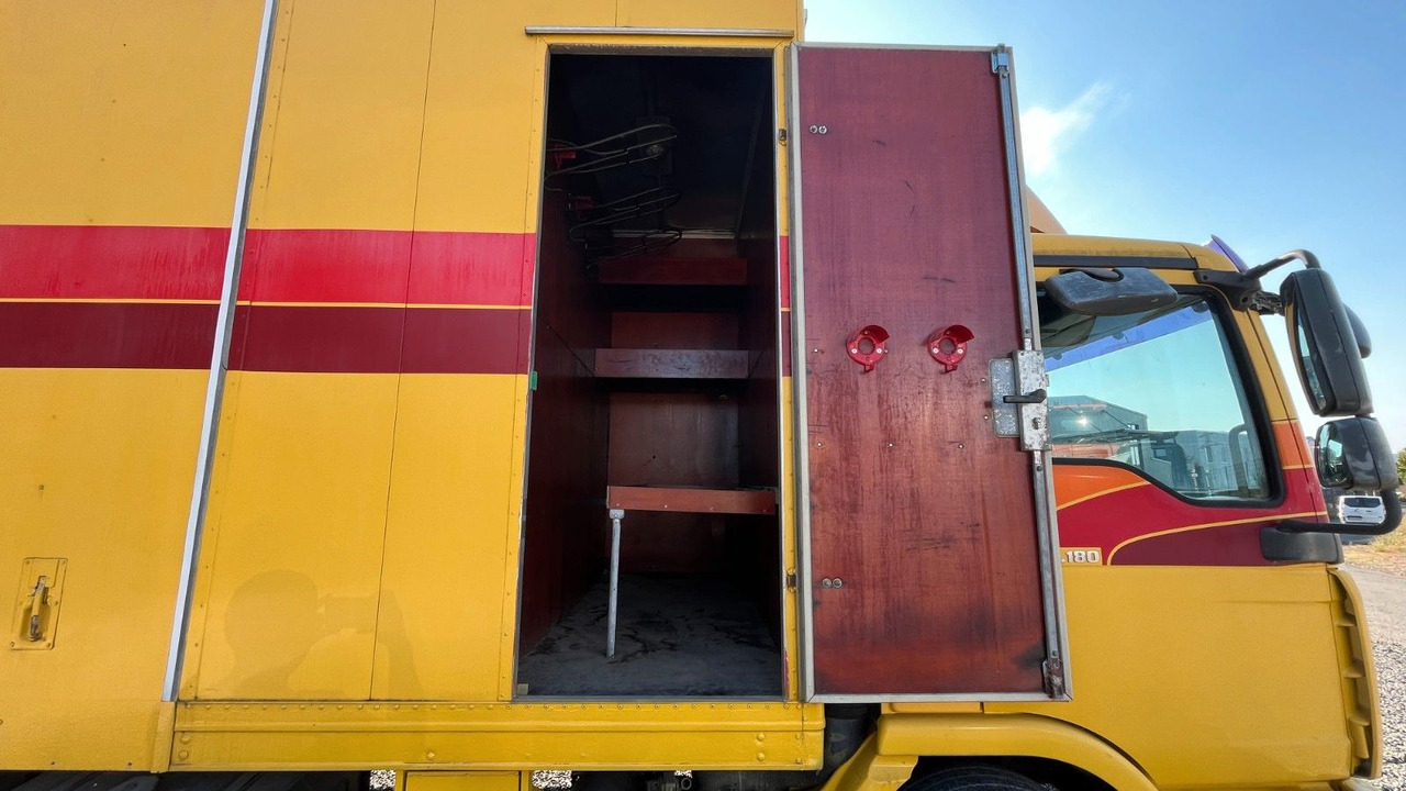 MAN TGL 10.180 Euro 4 Pferdetransporter Horse MAN TGL 10.180 Euro 4 Pferdetransporter Horse - Camião de transporte de cavalos: foto 3 MAN TGL 10.180 Euro 4 Pferdetransporter Horse MAN TGL 10.180 Euro 4 Pferdetransporter Horse - Camião de transporte de cavalos: foto 3