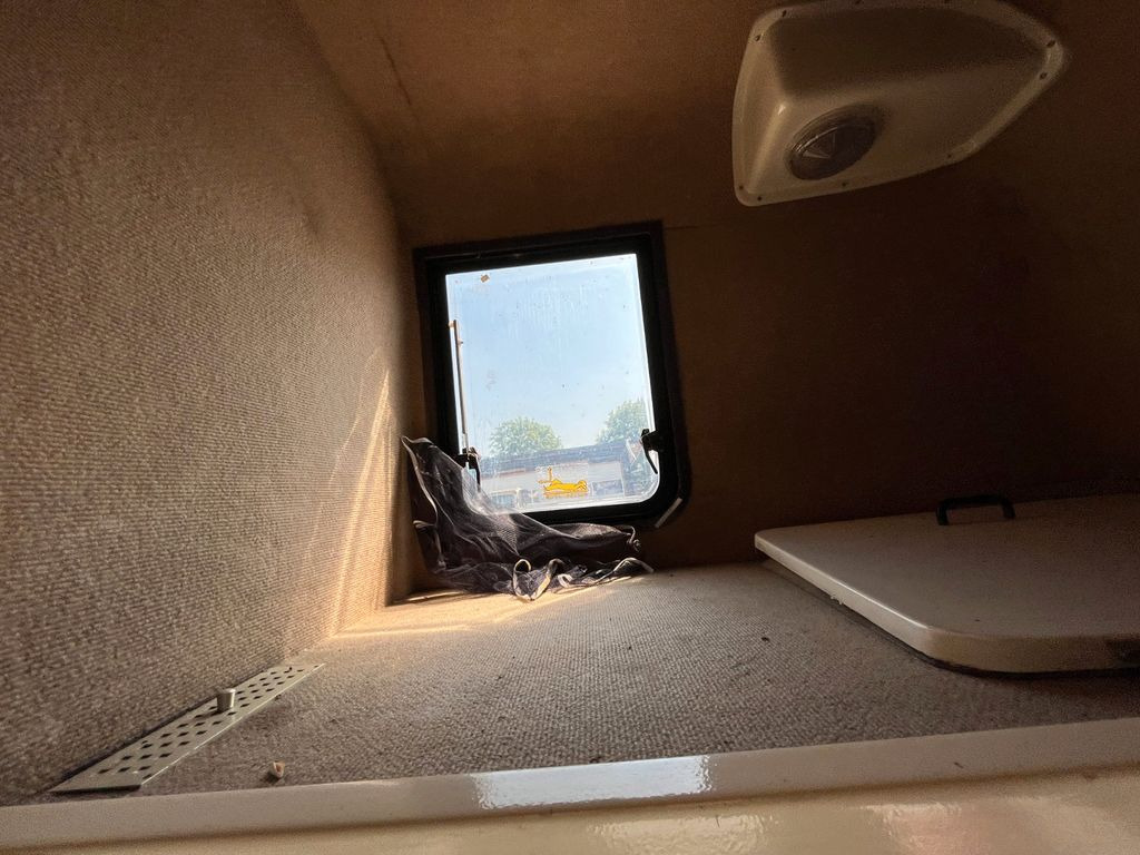 Carrinha de contentor MAN VW-MAN LO2 Koffer Schlafkabine MAN VW-MAN LO2 Koffer Schlafkabine: foto 9 Carrinha de contentor MAN VW-MAN LO2 Koffer Schlafkabine MAN VW-MAN LO2 Koffer Schlafkabine: foto 9