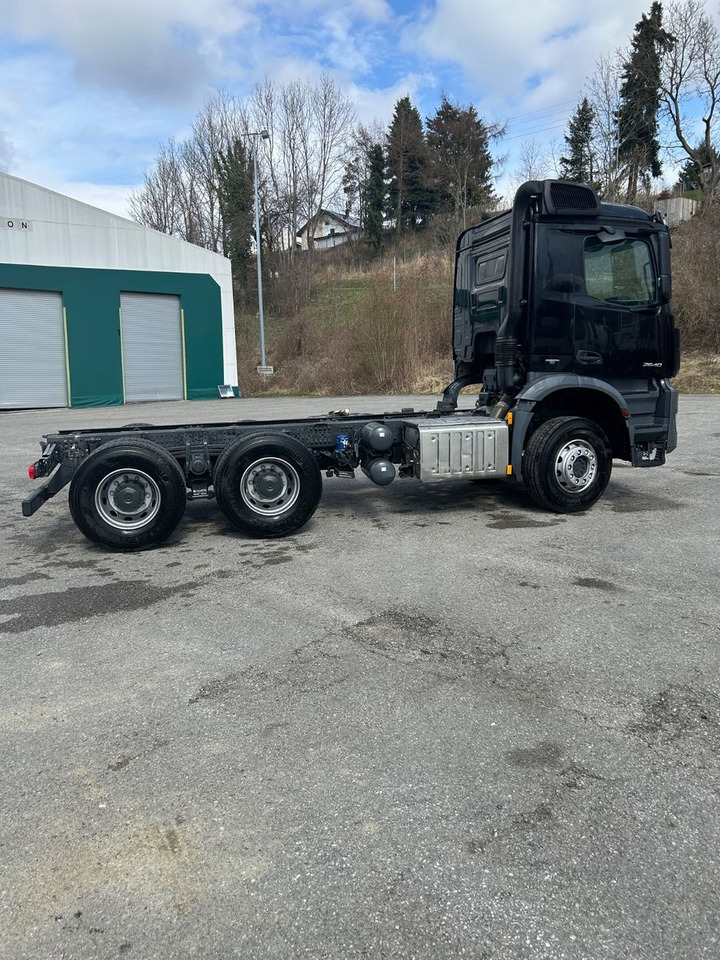 Mercedes-Benz Arocs 26.40 6x4 Kipperfahrgestell BB - Camião chassi: foto 4 Mercedes-Benz Arocs 26.40 6x4 Kipperfahrgestell BB - Camião chassi: foto 4