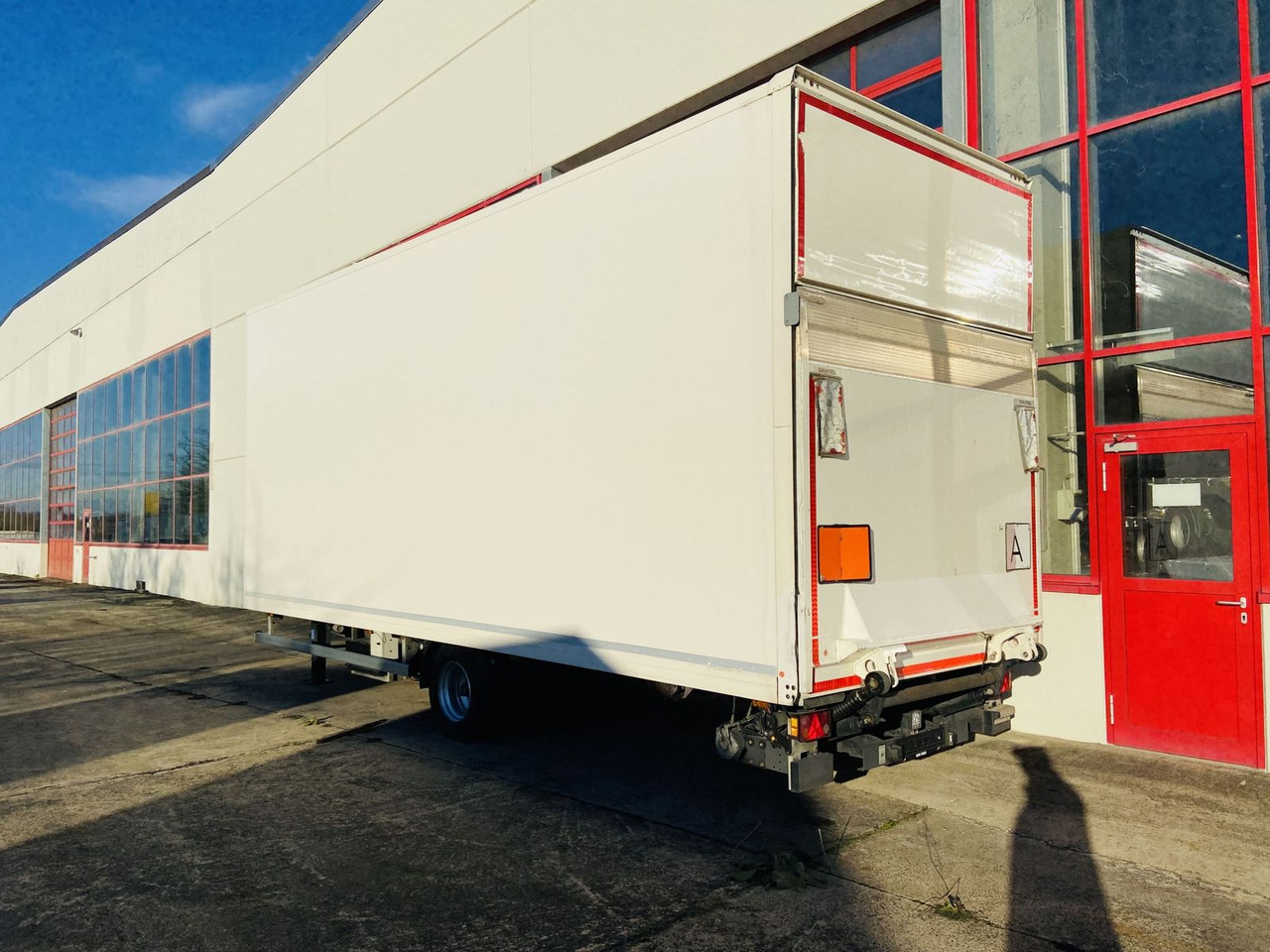Ackermann 1 Achs Kofferanhänger mit Ladebordwand 10,5 t G - Reboque furgão: foto 1 Ackermann 1 Achs Kofferanhänger mit Ladebordwand 10,5 t G - Reboque furgão: foto 1