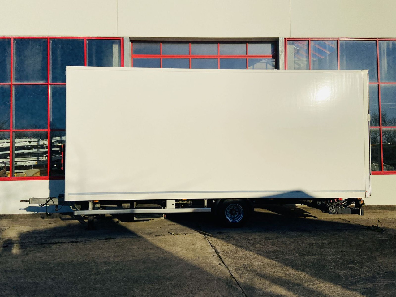 Ackermann 1 Achs Kofferanhänger mit Ladebordwand 10,5 t G - Reboque furgão: foto 4 Ackermann 1 Achs Kofferanhänger mit Ladebordwand 10,5 t G - Reboque furgão: foto 4