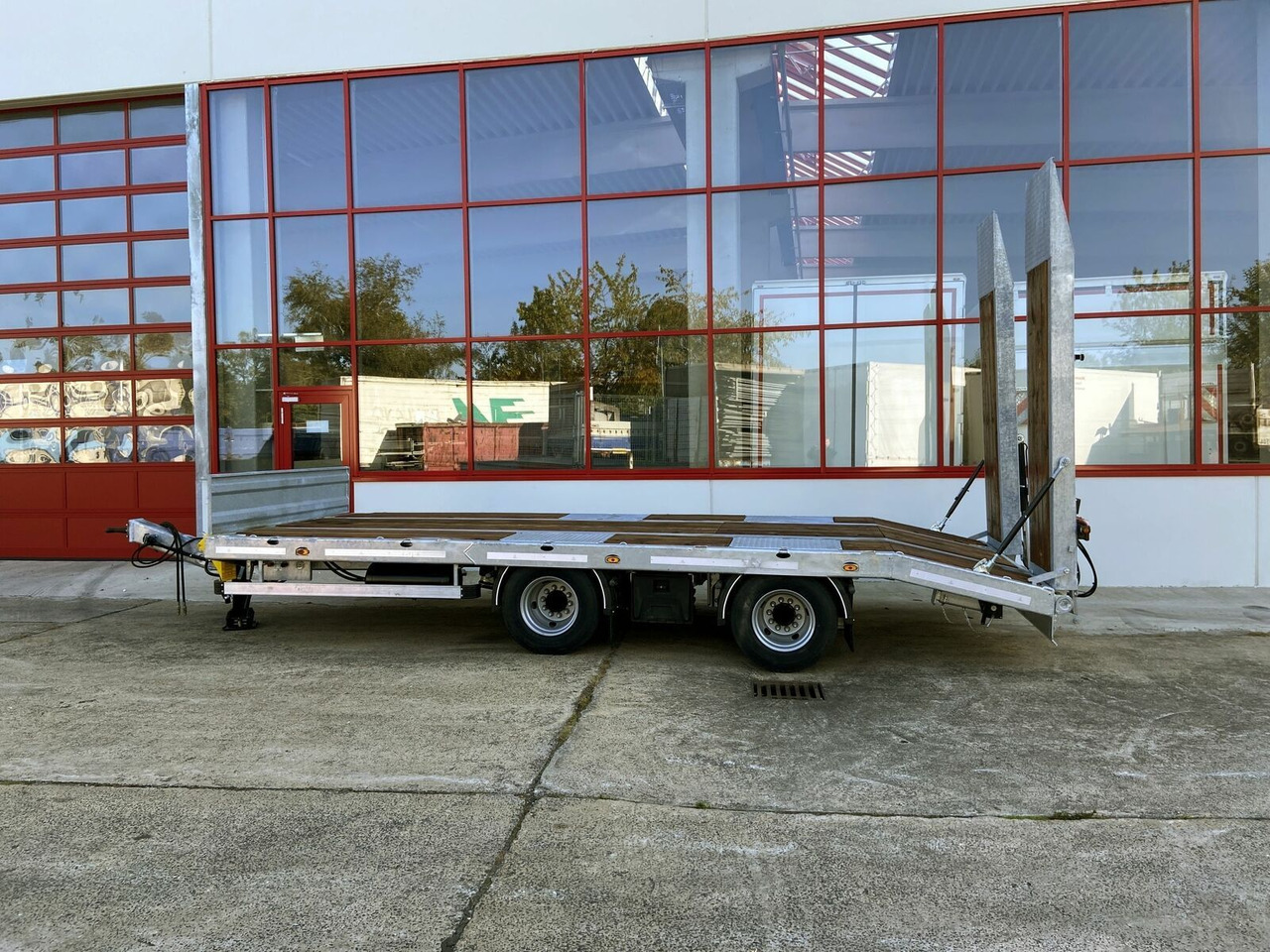 Möslein 21 t Tandemtieflader, hydr. Rampen, NEU - Reboque baixa: foto 4 Möslein 21 t Tandemtieflader, hydr. Rampen, NEU - Reboque baixa: foto 4