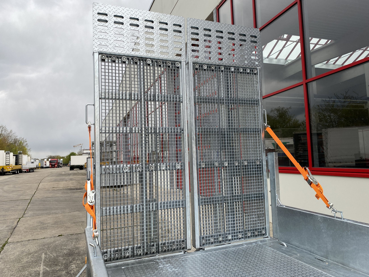 Möslein TT 11-E6x2 hydr. Rampen Tieflader für Fräsen breiten hydraulischen Rampen, Neu - Reboque baixa: foto 2 Möslein TT 11-E6x2 hydr. Rampen Tieflader für Fräsen breiten hydraulischen Rampen, Neu - Reboque baixa: foto 2