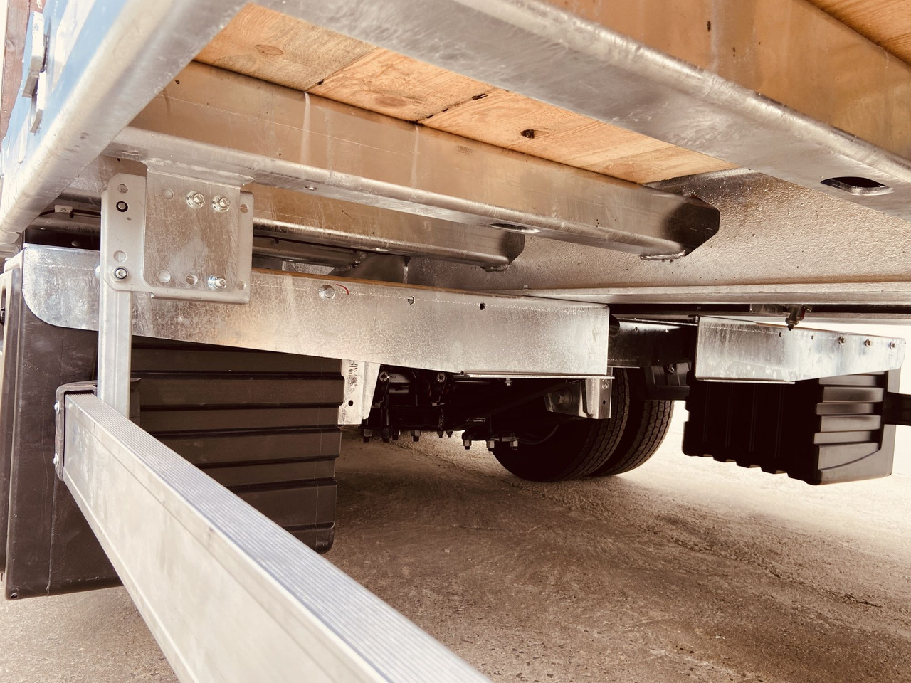 Möslein TT 32 Zugrohr gerade 34 t GG Tridem- Tieflader 3 Achs, gelenktNeufahrzeug - Reboque baixa: foto 2 Möslein TT 32 Zugrohr gerade 34 t GG Tridem- Tieflader 3 Achs, gelenktNeufahrzeug - Reboque baixa: foto 2