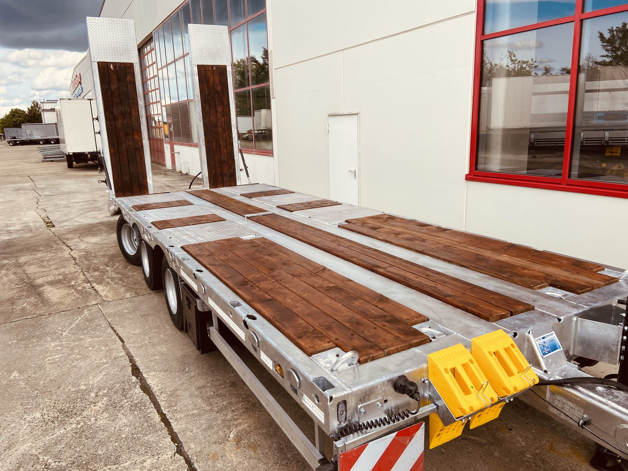 Reboque baixa para transporte de máquinas pesadas novo Möslein TT 34 Zugrohr Gerade  34 t GG Tridem- Tieflader 3 Achs, gelenktNeufahrzeug: foto 10