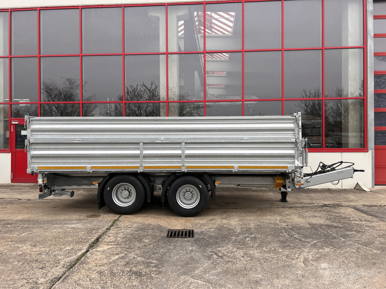 Möslein TTD 19 AB 19 t Tandem 3 Seiten Kipper TiefladerAufsatzbordwänden-- Neufahrzeug -- - Reboque basculante: foto 1 Möslein TTD 19 AB 19 t Tandem 3 Seiten Kipper TiefladerAufsatzbordwänden-- Neufahrzeug -- - Reboque basculante: foto 1