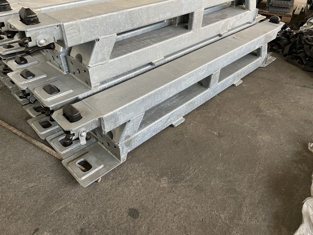 Müller Mitteltal Ausgleichsbock für Satteltieflader incl. Conatinerverschlüssen - Semi-reboque baixa: foto 4 Müller Mitteltal Ausgleichsbock für Satteltieflader incl. Conatinerverschlüssen - Semi-reboque baixa: foto 4