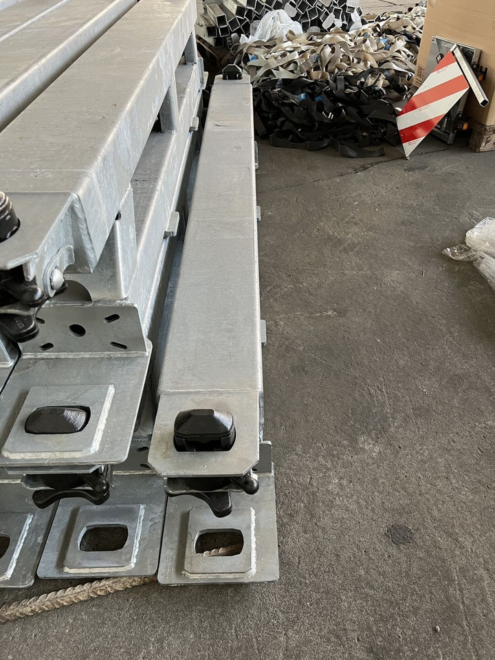 Müller Mitteltal Ausgleichsbock für Satteltieflader incl. Conatinerverschlüssen - Semi-reboque baixa: foto 3 Müller Mitteltal Ausgleichsbock für Satteltieflader incl. Conatinerverschlüssen - Semi-reboque baixa: foto 3