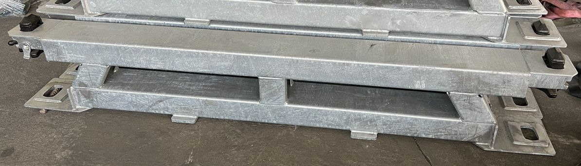 Müller Mitteltal Ausgleichsbock für Satteltieflader incl. Conatinerverschlüssen - Semi-reboque baixa: foto 1 Müller Mitteltal Ausgleichsbock für Satteltieflader incl. Conatinerverschlüssen - Semi-reboque baixa: foto 1