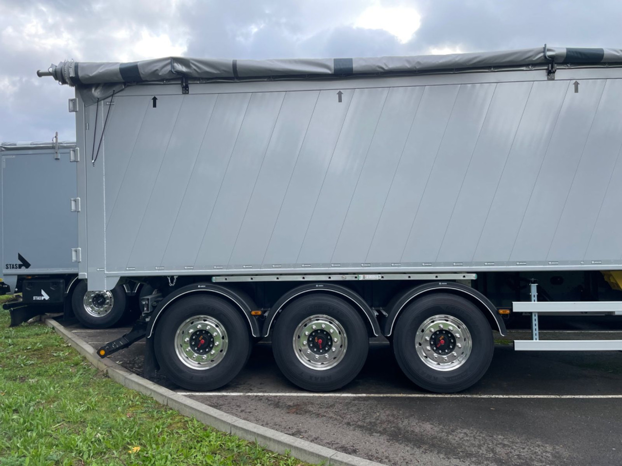 Wielton Bulk Master 51 cbm 3-Achs Alukipper Wielton Bulk Master 51 cbm 3-Achs Alukipper - Semi-reboque basculante: foto 4 Wielton Bulk Master 51 cbm 3-Achs Alukipper Wielton Bulk Master 51 cbm 3-Achs Alukipper - Semi-reboque basculante: foto 4