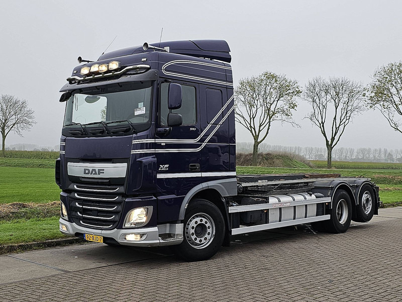 DAF XF 510 6X2 FAN STEERAXLE - Camião com sistema de cabo: foto 2 DAF XF 510 6X2 FAN STEERAXLE - Camião com sistema de cabo: foto 2