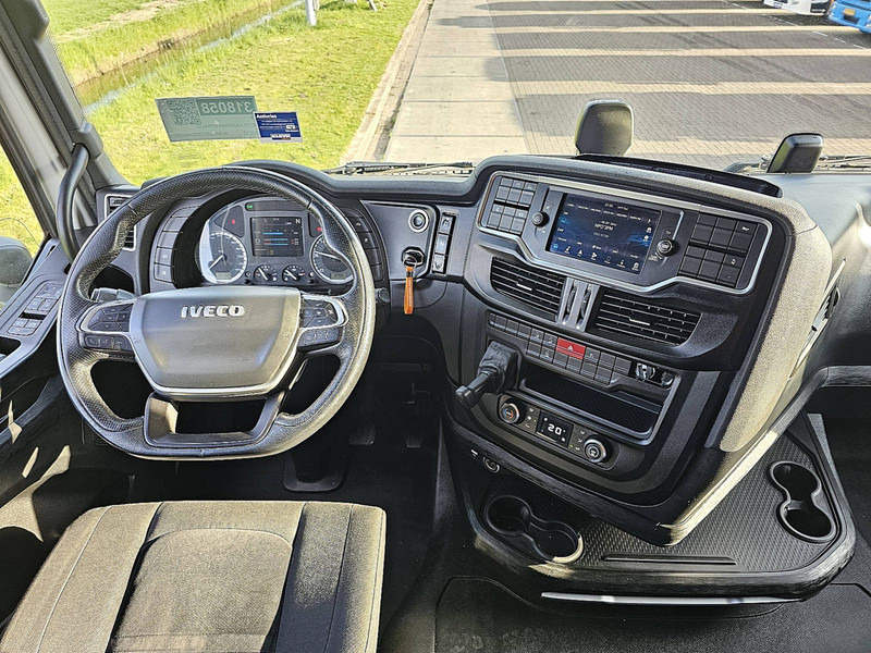 Fotografia de interior 1: Camião transportador de contêineres/ Caixa móvel Iveco S-WAY AS260S46 LNG INT. STEERAXLE