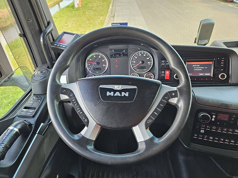 Fotografia de interior 2: Camião transportador de contêineres/ Caixa móvel MAN 26.440 TGX XXL 6X2-4 STEER AXLE