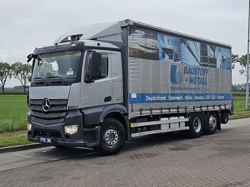 Mercedes-Benz ANTOS 2543 + FORKLIFT PALFINGER - Camião de lona: foto 2 Mercedes-Benz ANTOS 2543 + FORKLIFT PALFINGER - Camião de lona: foto 2
