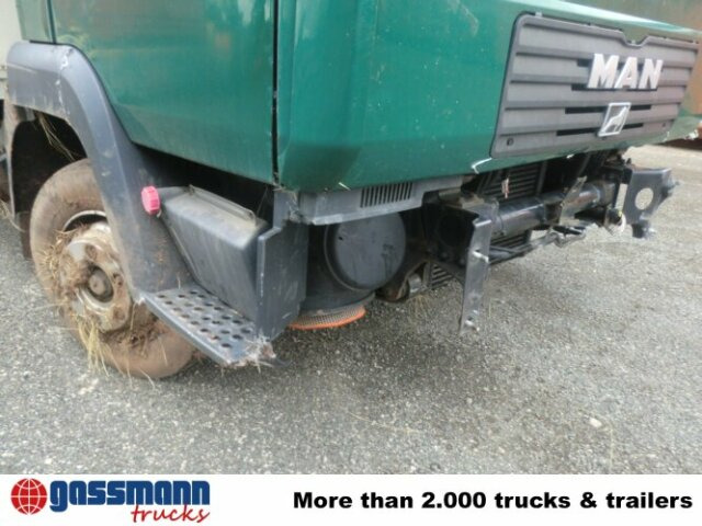 MAN L33 8.180 C 4x2, Unfallfahrzeug mit - Camião furgão: foto 4 MAN L33 8.180 C 4x2, Unfallfahrzeug mit - Camião furgão: foto 4