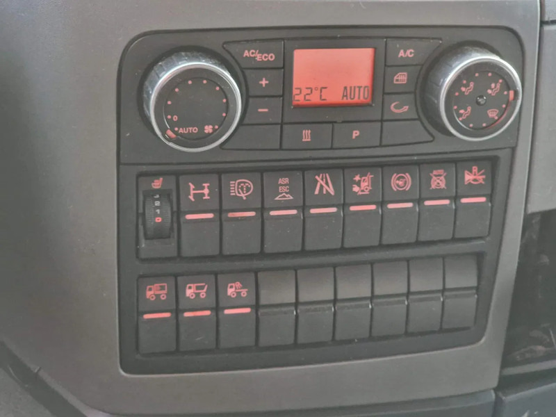 Camião furgão MAN TGM 18.340 4x2 - Sleepercab - Box with sidedoors - Loadlift - Full air - Euro 6 - Automatic: foto 16 Camião furgão MAN TGM 18.340 4x2 - Sleepercab - Box with sidedoors - Loadlift - Full air - Euro 6 - Automatic: foto 16