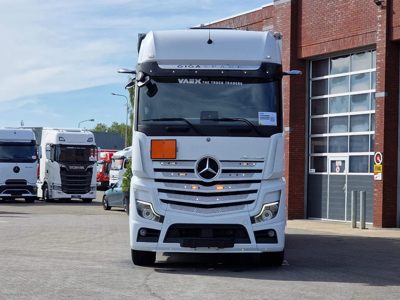 Mercedes-Benz Actros 2545 6x2*4 - Box with sidedoors - Loadlift - Steering axle - Full air - Camera - Camião furgão: foto 2 Mercedes-Benz Actros 2545 6x2*4 - Box with sidedoors - Loadlift - Steering axle - Full air - Camera - Camião furgão: foto 2
