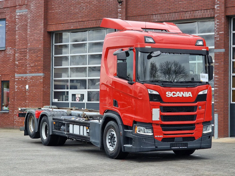 Scania R540 NGS 6x2 - BDF - Retarder - Full air - Navi - Led - Fridge - 4.95 WB - Camião transportador de contêineres/ Caixa móvel: foto 1 Scania R540 NGS 6x2 - BDF - Retarder - Full air - Navi - Led - Fridge - 4.95 WB - Camião transportador de contêineres/ Caixa móvel: foto 1