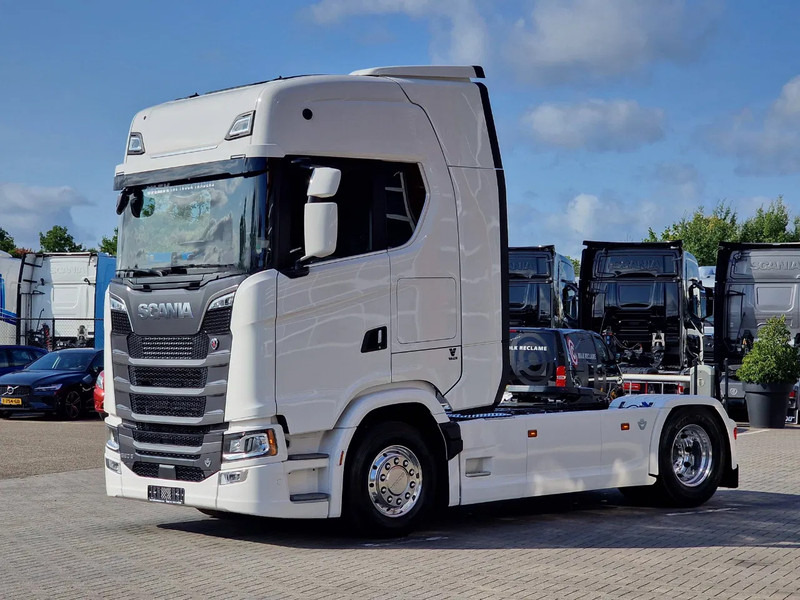 Scania 590S V8 NGS Highline 4x2 - New - Facelift - Full spec - Retarder - Leather - Full air - Tractor: foto 3 Scania 590S V8 NGS Highline 4x2 - New - Facelift - Full spec - Retarder - Leather - Full air - Tractor: foto 3