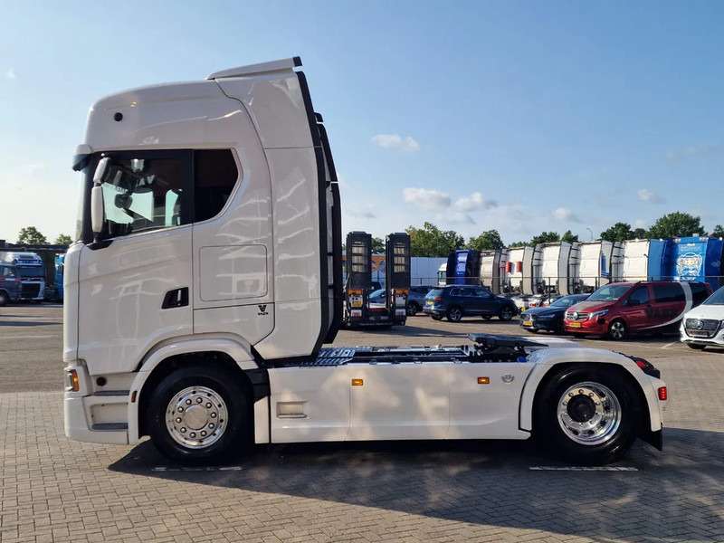 Scania 590S V8 NGS Highline 4x2 - New - Facelift - Full spec - Retarder - Leather - Full air - Tractor: foto 4 Scania 590S V8 NGS Highline 4x2 - New - Facelift - Full spec - Retarder - Leather - Full air - Tractor: foto 4
