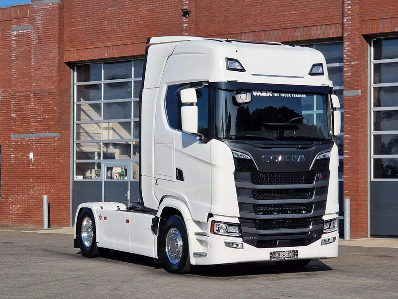 Scania 590S V8 NGS Highline 4x2 - New - Facelift - Full spec - Retarder - Leather - Full air - Tractor: foto 1 Scania 590S V8 NGS Highline 4x2 - New - Facelift - Full spec - Retarder - Leather - Full air - Tractor: foto 1