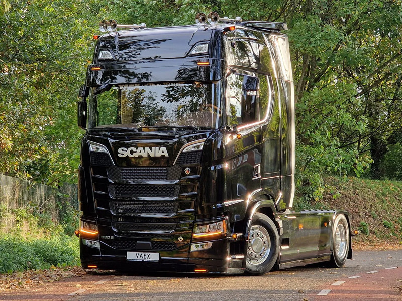 Scania 590S V8 NGS Highline 4x2 - New show truck - Full spec - Retarder - Leather - Full air - BUFFL - Tractor: foto 2 Scania 590S V8 NGS Highline 4x2 - New show truck - Full spec - Retarder - Leather - Full air - BUFFL - Tractor: foto 2