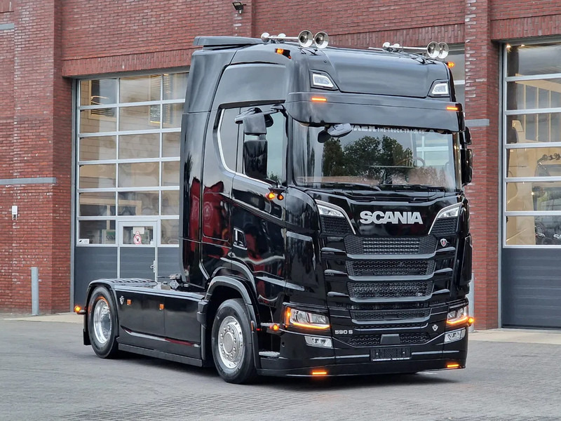 Scania 590S V8 NGS Highline 4x2 - New show truck - Full spec - Retarder - Leather - Full air - BUFFL - Tractor: foto 3 Scania 590S V8 NGS Highline 4x2 - New show truck - Full spec - Retarder - Leather - Full air - BUFFL - Tractor: foto 3