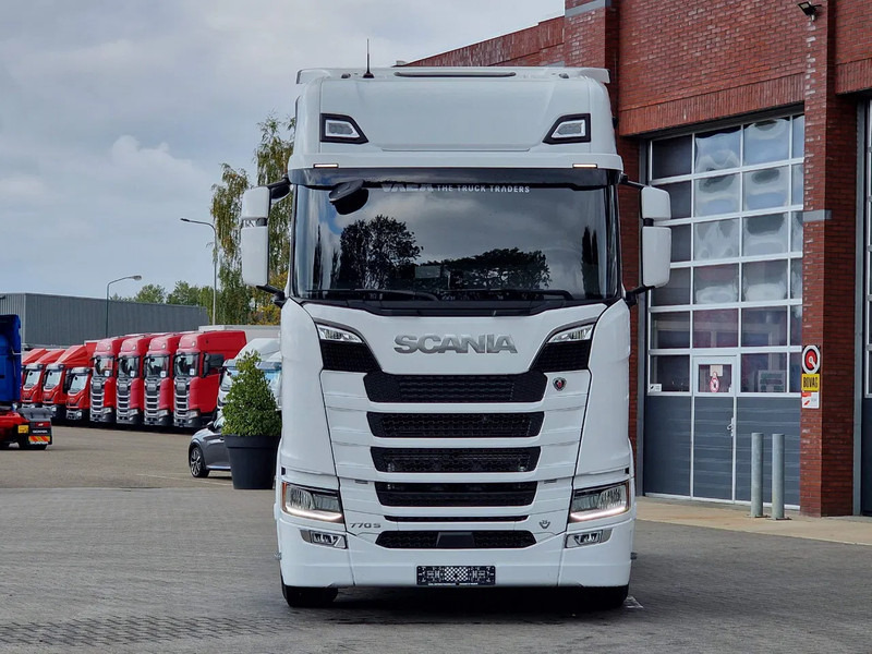 Scania 770S V8 NGS Highline 6x2/4 - New - Old dashboard - Full spec - Retarder - Night clima - Led - Leather - Navi - Tractor: foto 2 Scania 770S V8 NGS Highline 6x2/4 - New - Old dashboard - Full spec - Retarder - Night clima - Led - Leather - Navi - Tractor: foto 2