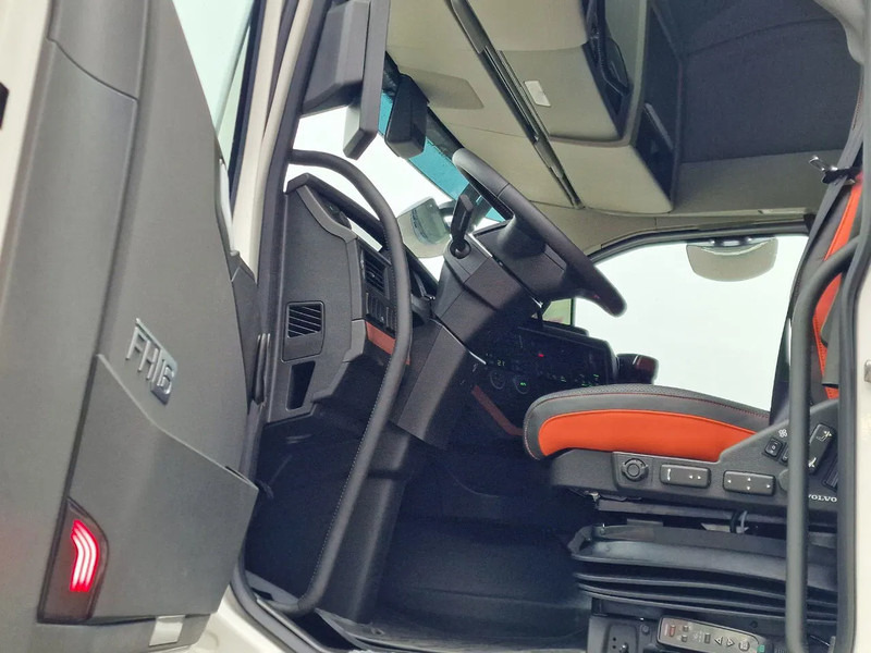 Tractor novo Volvo FH 16 780 Aero Globetrotter XL 4x2 - NEW - Full spec - Retarder - Full air - 2x tank: foto 9 Tractor novo Volvo FH 16 780 Aero Globetrotter XL 4x2 - NEW - Full spec - Retarder - Full air - 2x tank: foto 9