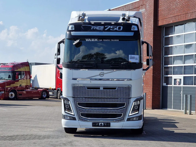 Volvo FH 16.750 Globetrotter 6x2 BDF - Retarder - HUB reduction - Euro 5 - 4.90 WB - Camião transportador de contêineres/ Caixa móvel: foto 2 Volvo FH 16.750 Globetrotter 6x2 BDF - Retarder - HUB reduction - Euro 5 - 4.90 WB - Camião transportador de contêineres/ Caixa móvel: foto 2