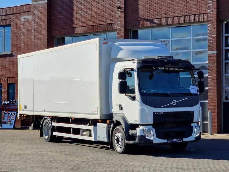Volvo FL 250 4x2 Box truck, loading lift, 12T - Camião furgão: foto 1 Volvo FL 250 4x2 Box truck, loading lift, 12T - Camião furgão: foto 1