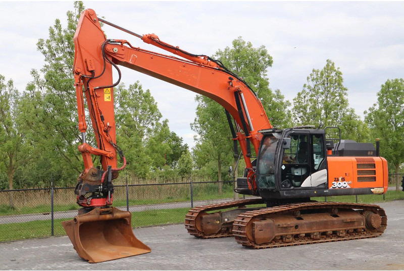 Hitachi ZX300 LC-6 | ROTOTILT | BUCKET | GPS - Escavadora de rastos: foto 2 Hitachi ZX300 LC-6 | ROTOTILT | BUCKET | GPS - Escavadora de rastos: foto 2