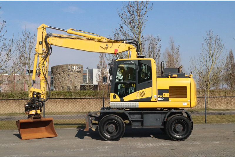 Komatsu PW160-11 | ENGCON TILTROTATOR | BUCKET | TRAILER HYDR. - Escavadeira de rodas: foto 1 Komatsu PW160-11 | ENGCON TILTROTATOR | BUCKET | TRAILER HYDR. - Escavadeira de rodas: foto 1