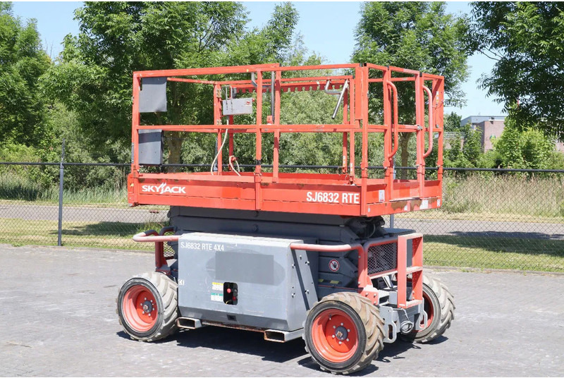 Skyjack SJ 6832 RTE | 12 METER | 454 KG - Plataforma de Tijera/ Plataforma de tesoura: foto 2 Skyjack SJ 6832 RTE | 12 METER | 454 KG - Plataforma de Tijera/ Plataforma de tesoura: foto 2