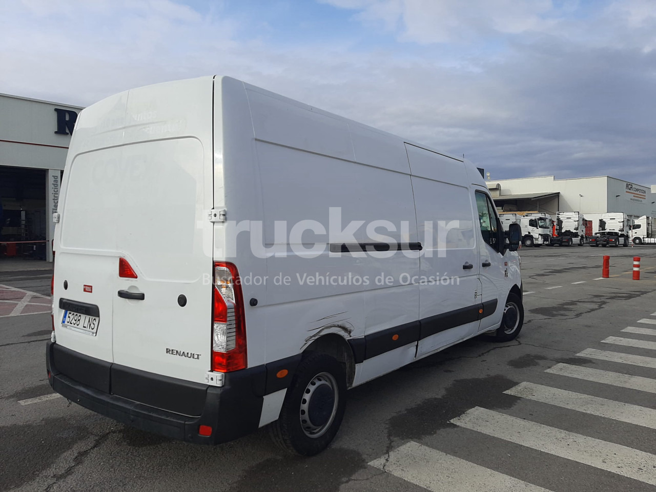 RENAULT 130.35 L3H2 - Carrinha de contentor: foto 4 RENAULT 130.35 L3H2 - Carrinha de contentor: foto 4