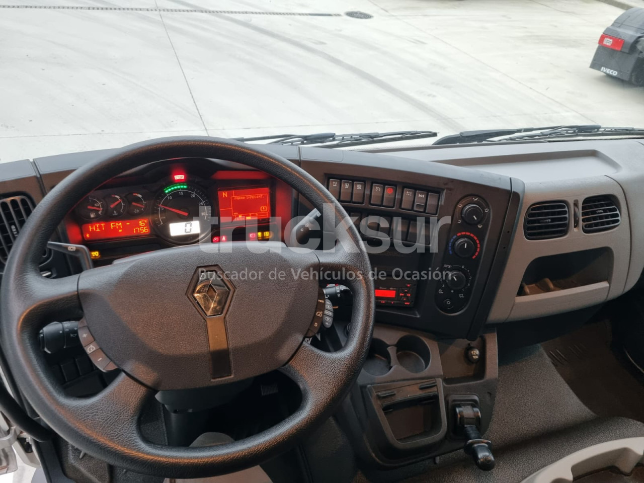 Fotografia de interior 1: Camião furgão RENAULT D14.240