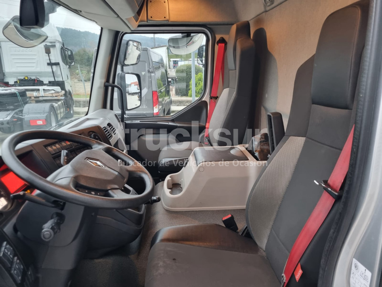 Fotografia de interior 2: Camião furgão RENAULT D14.240