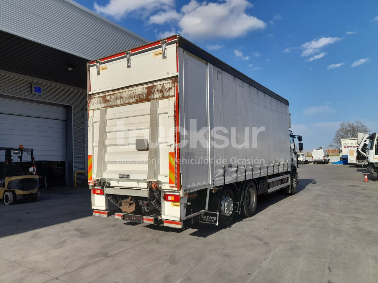 RENAULT D320.26 ejes 6x2*4 - Camião de lona: foto 3 RENAULT D320.26 ejes 6x2*4 - Camião de lona: foto 3