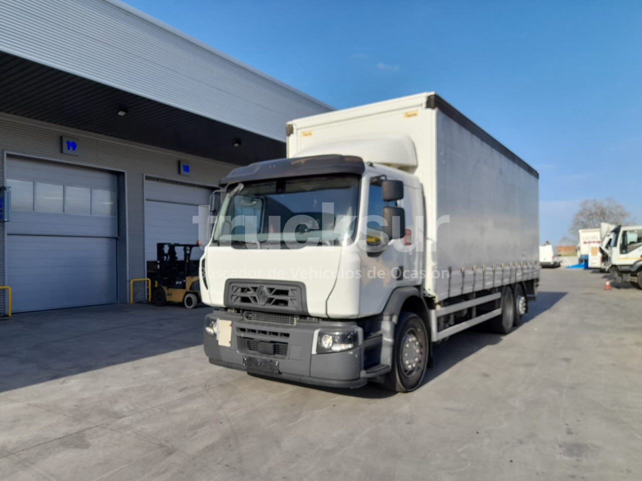 RENAULT D320.26 ejes 6x2*4 - Camião de lona: foto 1 RENAULT D320.26 ejes 6x2*4 - Camião de lona: foto 1