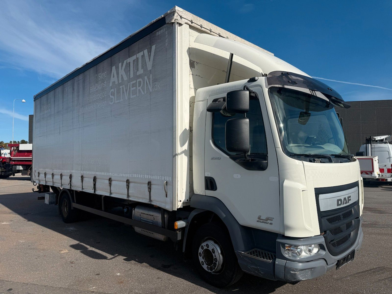 DAF LF 45 /220 4x2 Curtainsider and Taillift Euro 6 - Camião de lona: foto 2 DAF LF 45 /220 4x2 Curtainsider and Taillift Euro 6 - Camião de lona: foto 2