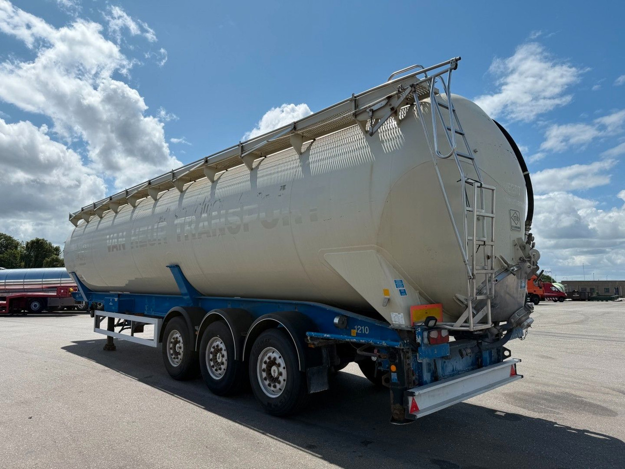 Feldbinder 3 axle 63 m3 Silo trailer Feldbinder 3 axle 63 m3 Silo trailer - Semirreboque silo: foto 4 Feldbinder 3 axle 63 m3 Silo trailer Feldbinder 3 axle 63 m3 Silo trailer - Semirreboque silo: foto 4