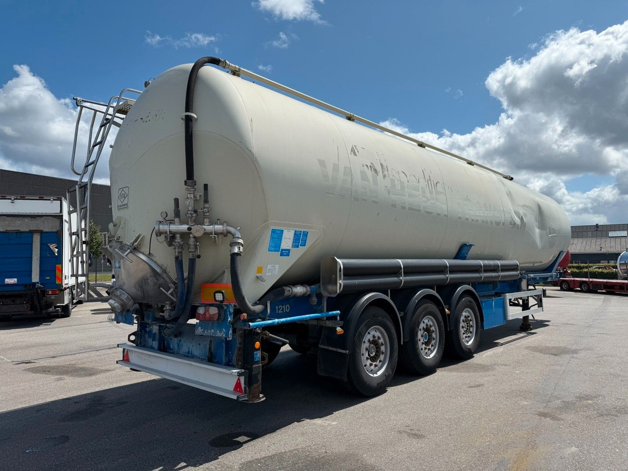 Feldbinder 3 axle 63 m3 Silo trailer Feldbinder 3 axle 63 m3 Silo trailer - Semirreboque silo: foto 3 Feldbinder 3 axle 63 m3 Silo trailer Feldbinder 3 axle 63 m3 Silo trailer - Semirreboque silo: foto 3