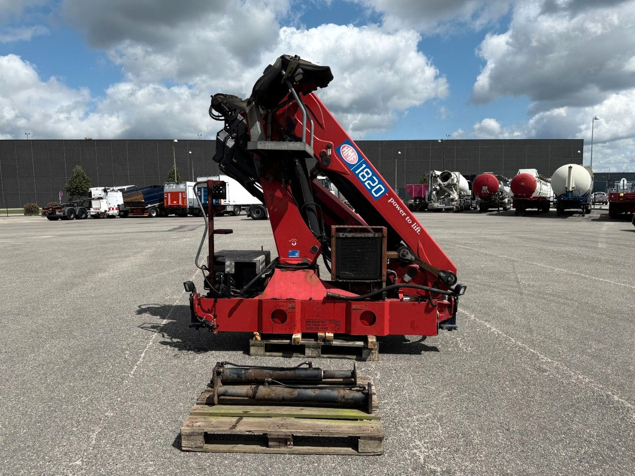 HMF 1820 K4 Remote control / Kran / Crane - Camião grua: foto 1 HMF 1820 K4 Remote control / Kran / Crane - Camião grua: foto 1