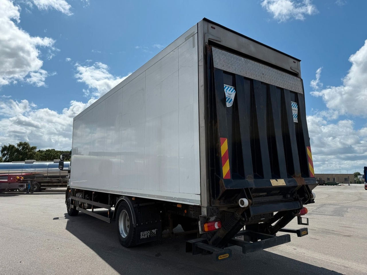 Iveco 180E32 Schmitz / Thermo King T-1200R Spectrum Iveco 180E32 Schmitz / Thermo King T-1200R Spectrum - Camião frigorífico: foto 4 Iveco 180E32 Schmitz / Thermo King T-1200R Spectrum Iveco 180E32 Schmitz / Thermo King T-1200R Spectrum - Camião frigorífico: foto 4