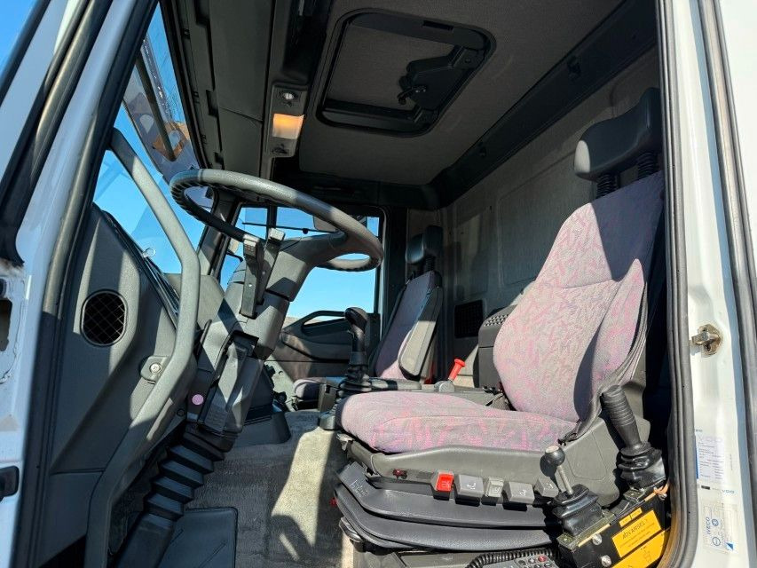 Iveco EuroTech Cursor 190E31 4x2 Tipper / HMF 1060 B3 - Camião grua: foto 5 Iveco EuroTech Cursor 190E31 4x2 Tipper / HMF 1060 B3 - Camião grua: foto 5
